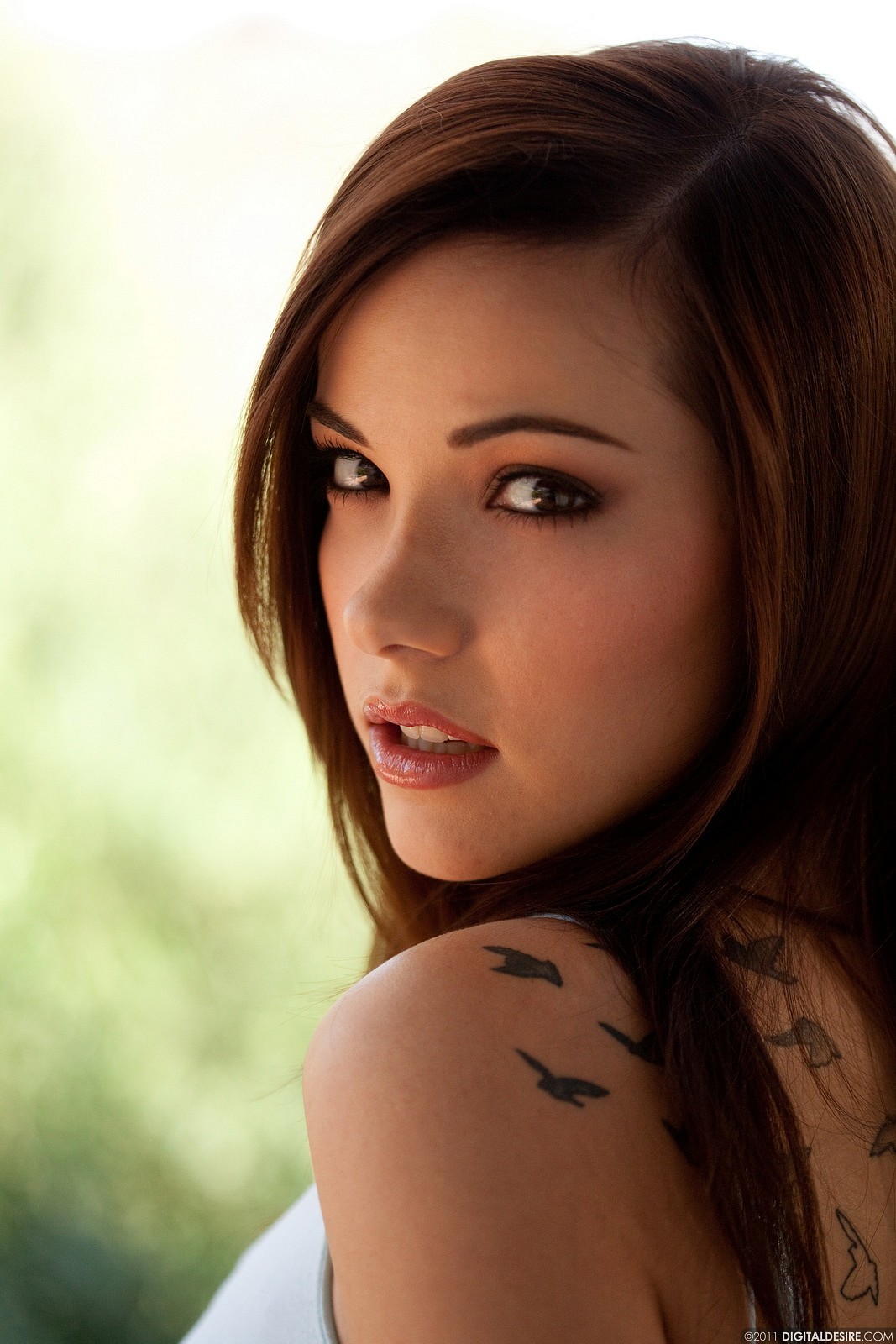 Elizabeth Marxs sits on a bench and takes off her top - Pic #8