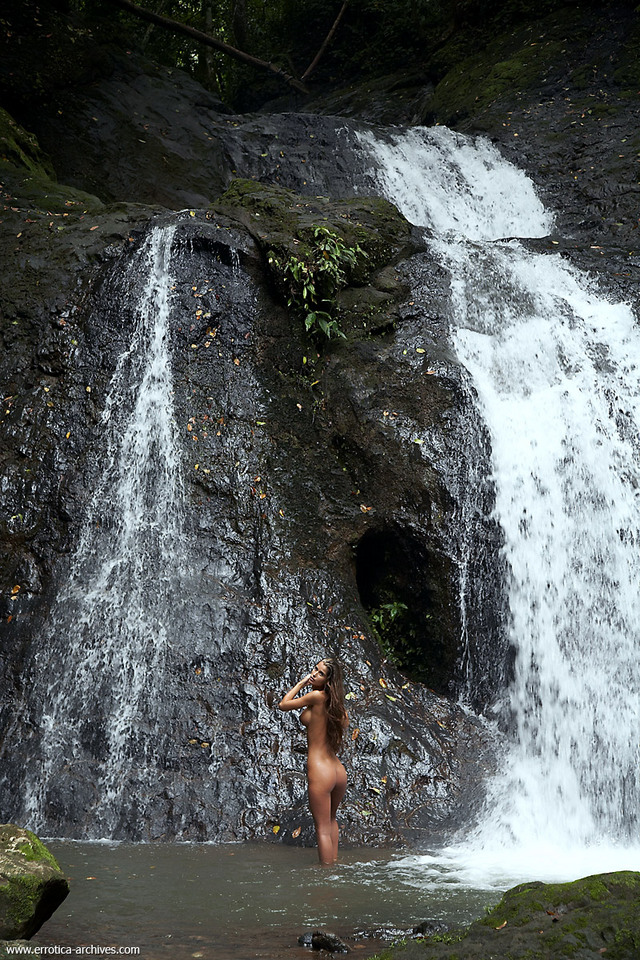 Beautiful Lady Under The Waterfall - Pic #16
