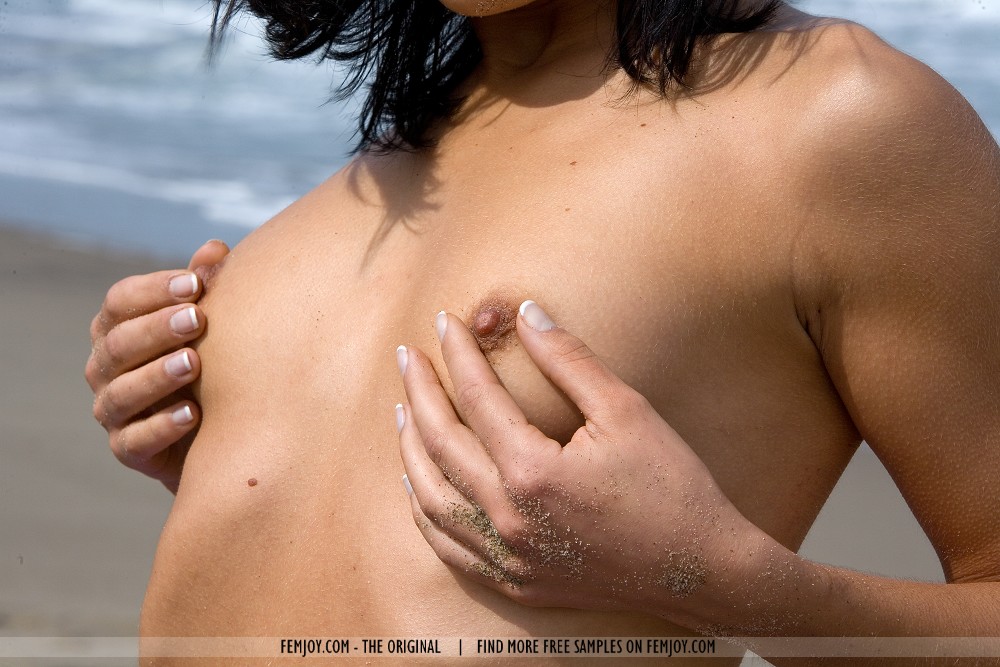 Sarah Naked On The Beach - Pic #17