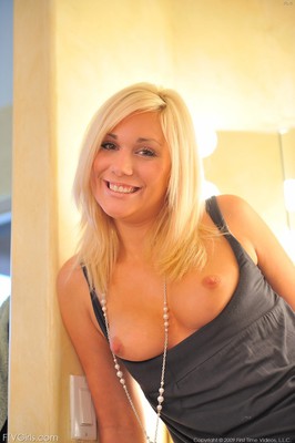 Sexy Blonde Having A Pussy Job - Pic #09