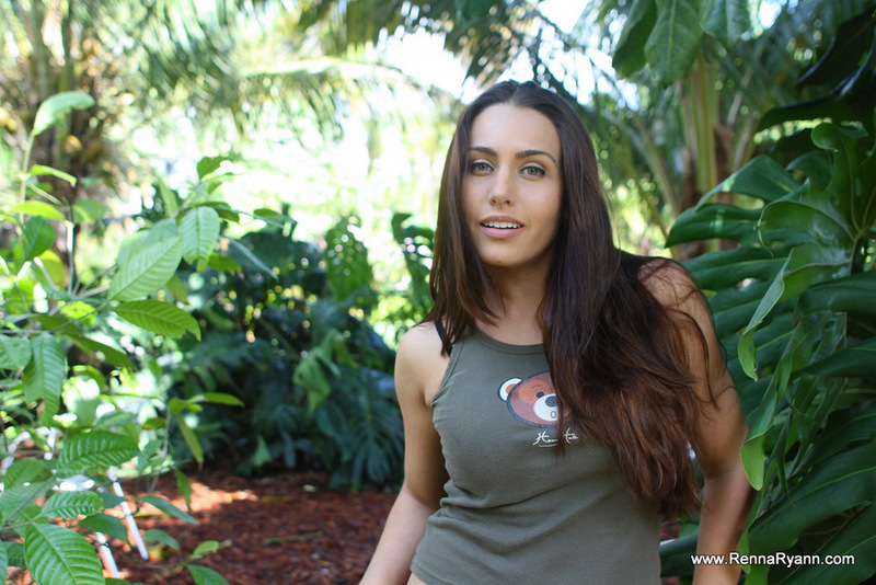 Hotty in hotpants - Pic #2