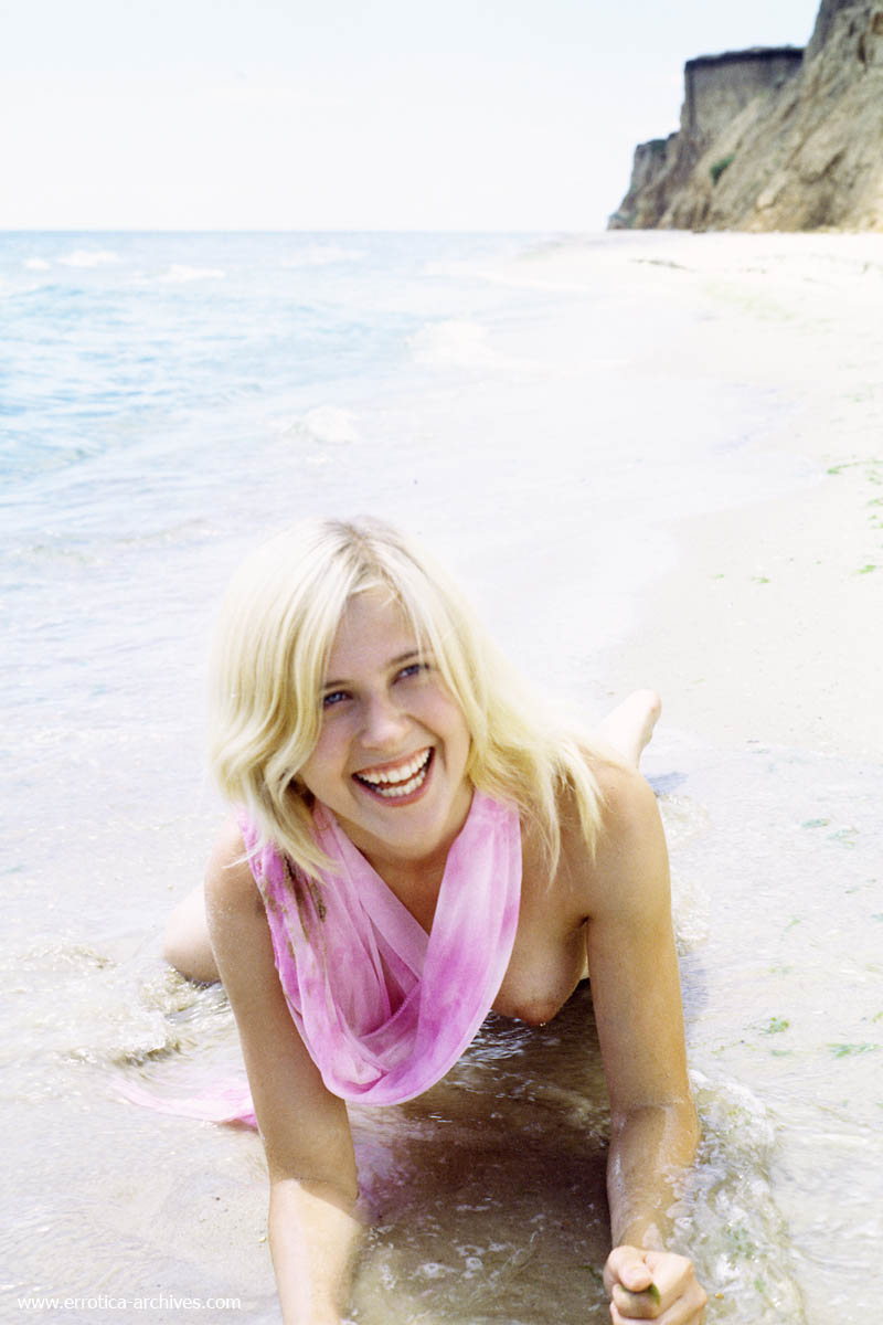 Digging In The Dirt Beach Teen - Pic #4