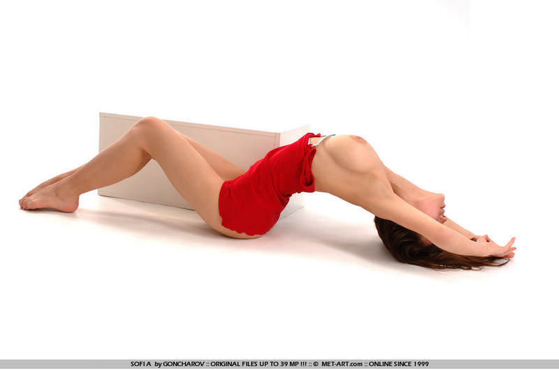 Sofi in hot red dress - Pic #5