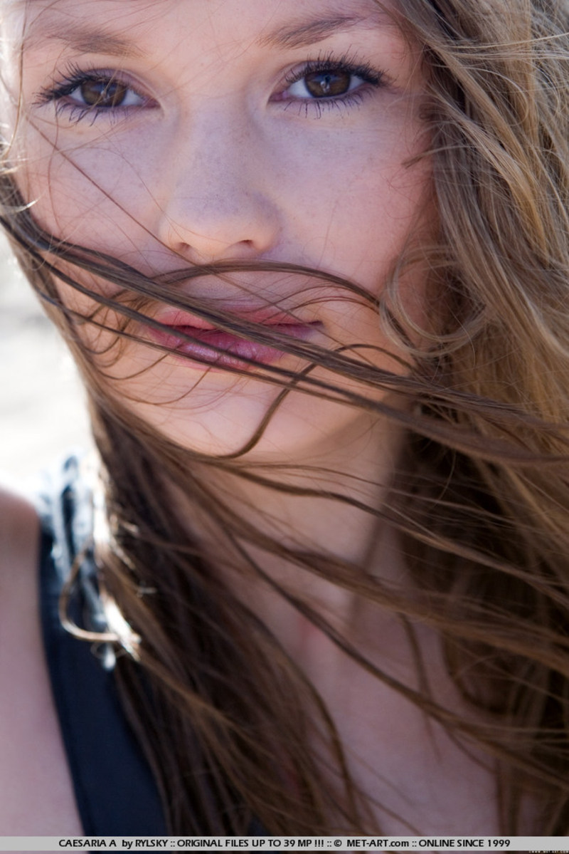 Fine crispy teen girl opens up her virgin body - Pic #3