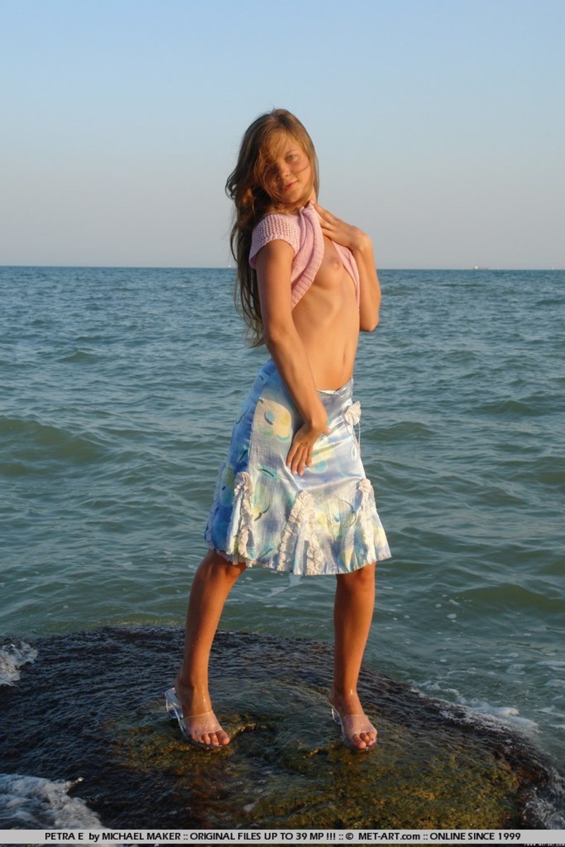 Petra having fun on the seashore - Pic #5