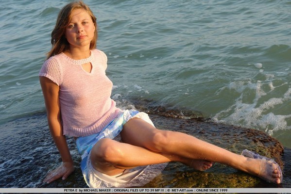 Petra having fun on the seashore - Pic #08