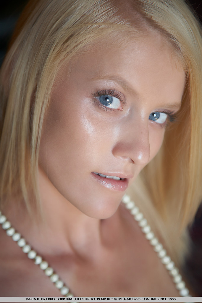 Hot Kasia Posing At Home - Pic #14