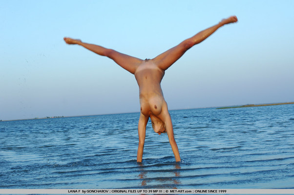 Blonde Babe In The Blue Sea - Pic #02