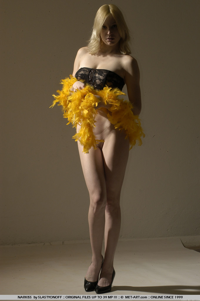 Elegant Blonde And Naked - Pic #2