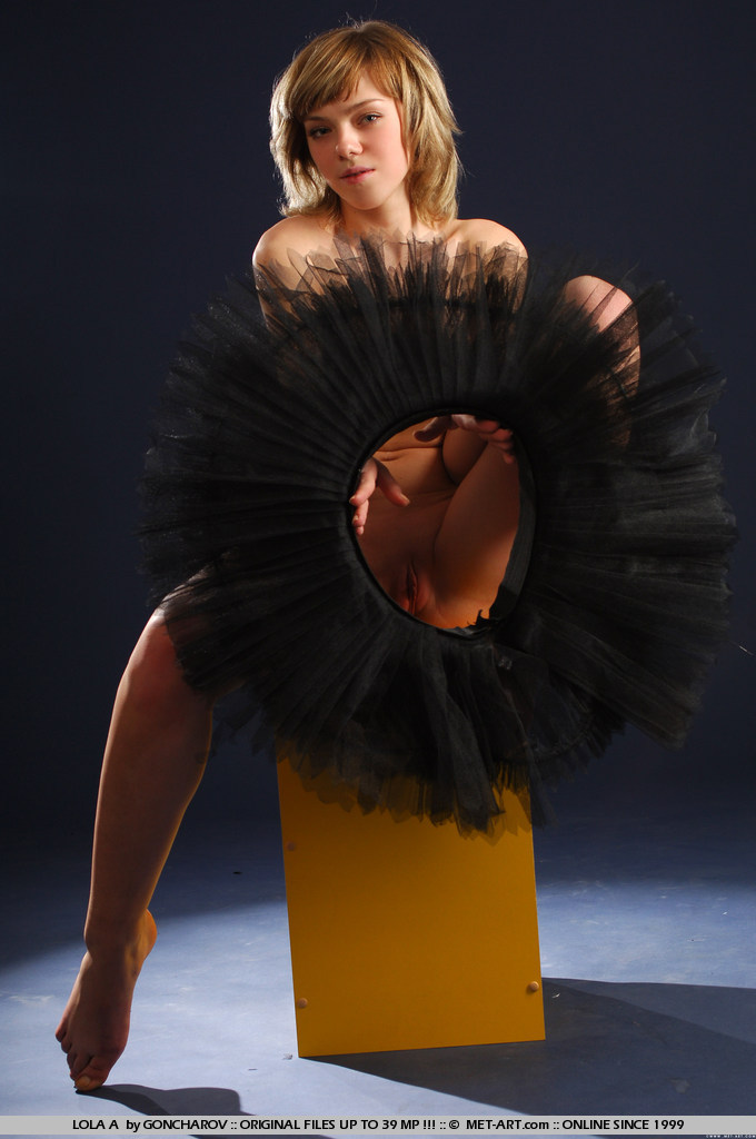 Blonde And Busty Lola - Pic #6