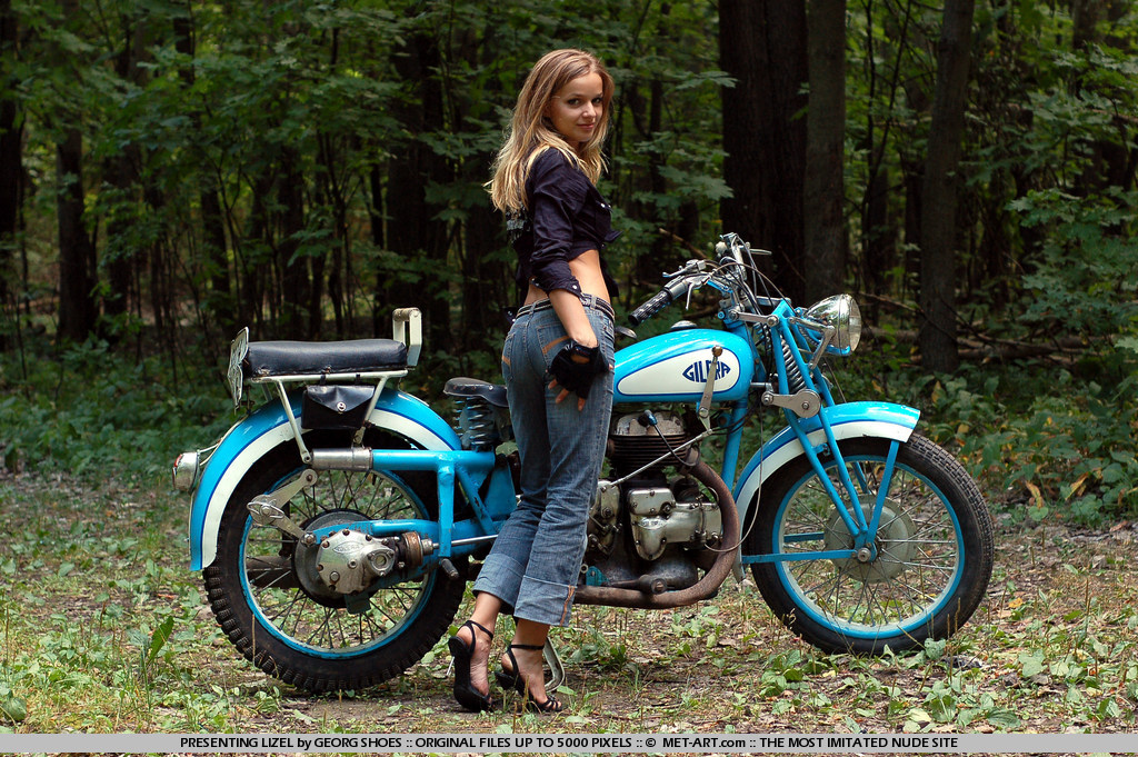 Teen Wanna Ride Her Bicycle - Pic #18