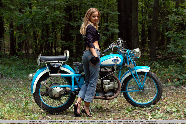 Teen Wanna Ride Her Bicycle - Pic #01