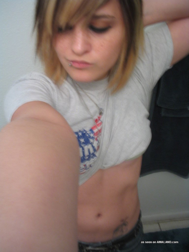 Emo GF in the bath tub - Pic #14