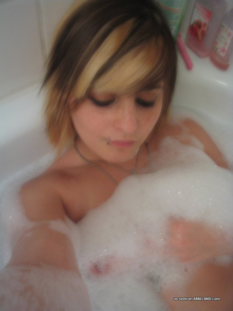 Emo GF in the bath tub - Pic #8
