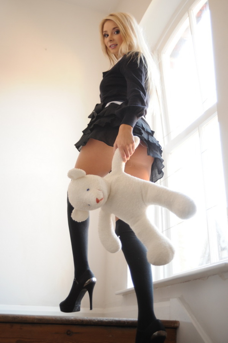 St Mackenzie Babe Catched On The Stairway - Pic #17