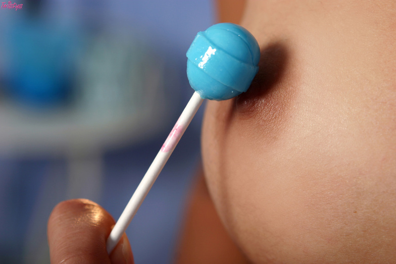 Twistys Burnette Babe Lizzy - Sucking On A Lolli Pop - Pic #15