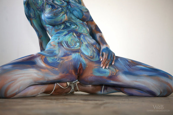 Body painted girl in abandoned room - Pic #06