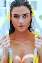 Mainstream Hottie Nicole Harrison