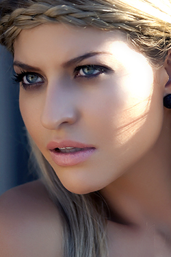 Beauty Blonde Josi Detz for the Bella Club