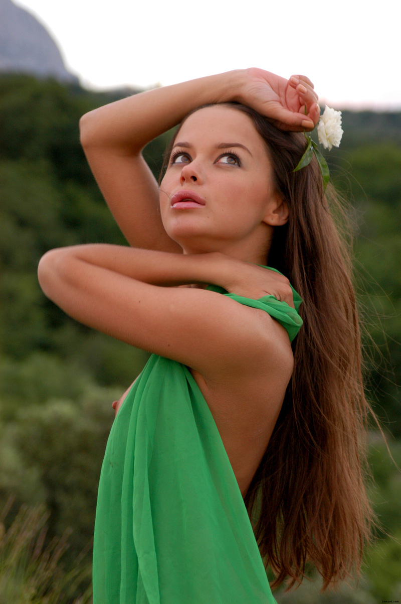 Hannusya In Green Gras By Gronin For Zemani - Pic #20